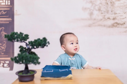 赤峰怀孕肚子中间凹两边凸